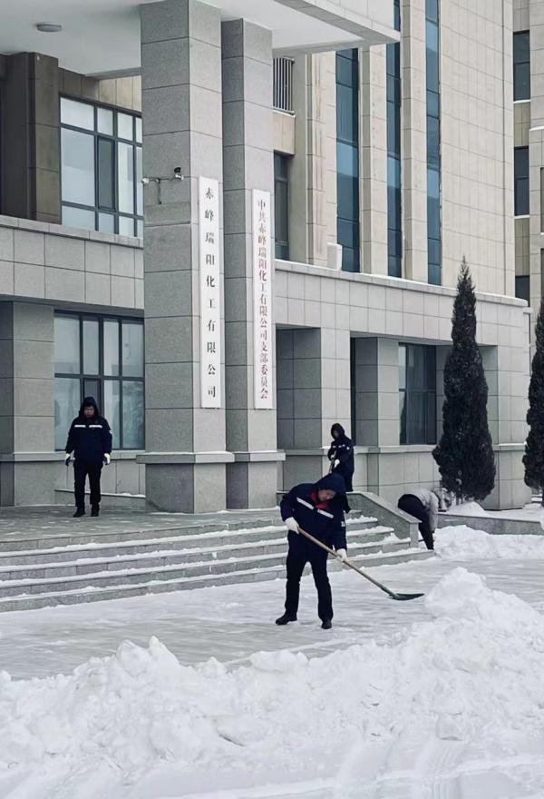 不畏严寒，除雪保安全出行